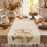 Runner Marigold Clodette panna su tavola autunnale, con ricami di funghi e fogliame, zucche e candele.
