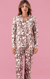 Pigiama donna Maryhome Rosa/Oro con giacca a bottoni e pantaloni lunghi, indossato su sfondo rosa.