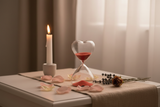Clessidra Batticuore Rosso in ambientazione romantica – lifestyle web