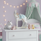 Decorazione bimba su cavallo in poliresina ambientata in cameretta shabby chic