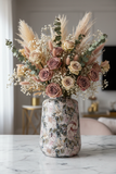 Vaso decorativo in metallo grigio e rosa con composizione abbondante di fiori secchi