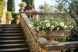 Anfora Decorativa Premium su Parapetto in Giardino Mediterraneo