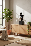 Scultura Lady in polyresina con base in marmo in interno naturale con piante e legno