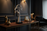 Scultura Il Volto in polyresina bianca con base in marmo nero in ambientazione dark luxury